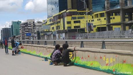  Traditionelle Bilder auf Betonpfeilern am Straßenrand Addis Abeba
