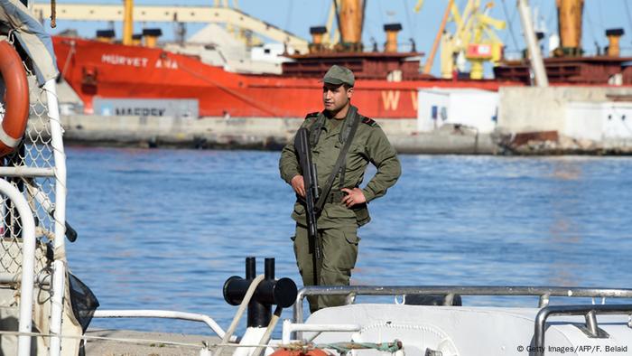 Tunesien tunesischer Soldat hält Wache am Hafen von Sfax (Getty Images/AFP/F. Belaid)
