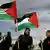 Млади жени со знамето на Палестина