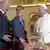 Олександр Лукашенко (ліворуч) з сином Миколою під час зустрічі з Папою Франциском