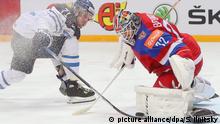 21.5.2016*** epa05321414 Leo Komarov (L) of Finland tries to score against Russia's goalie Sergei Bobrovski (R) during the Ice Hockey World Championship 2016 semi final between Finland and Russia at the Ice Palace in Moscow, Russia, 21 May 2016. EPA/SERGEI ILNITSKY | picture alliance/dpa/S. Ilnitsky