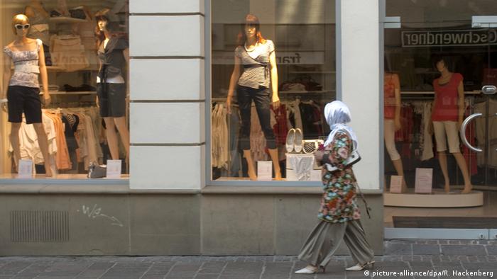 Muslima mit Kopftuch vor Modegeschäft (Foto: picture-alliance/R. Hackenberg)