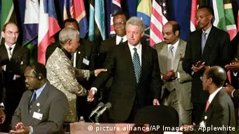 Les accords de paix d'Arusha signés en 2000 sont sévèrement menacés par la crise