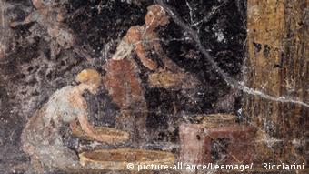 Ein römisches Fresko. das Frauen bei der Hausarbeit zeigt. picture-alliance/Leemage/L. Ricciarini