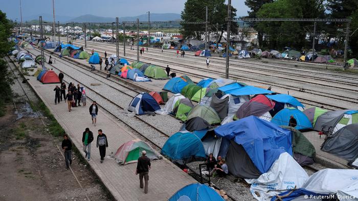 Griechenland Idomeni Bahnhof mit Flüchtlingen und Zelten
