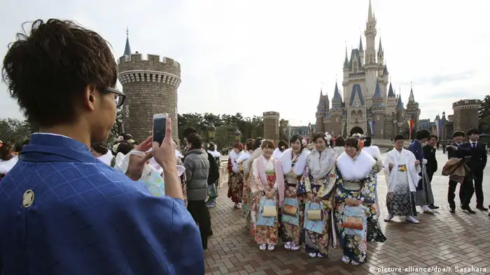 Disneyland Tokio Frauen im Kimono