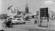 5-B25-D7-1960 (180571) Bonn, Straßenkreuzung / Foto 1960 Bonn (Nordrhein-Westfalen). - Verkehrsszene an einer Straßen- kreuzung. - Foto, 1960, handschriftl. bez.: 'Bonn 1960'. Aus einer Serie: 'Allemagne - Bonn'. F: Bonn (Rhénanie-du-Nord-Westphalie). Bonn (Rhénanie-du-Nord-Westphalie). - Circulation à un croisement. - D'une série : 'Allemagne-Bonn'. | © picture-alliance/dpa/P.Almasy