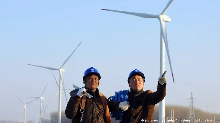 China Tianchang Arbeiter vor Windkraftanlagen