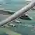 Самолет Solar Impulse 2 в полете над землей