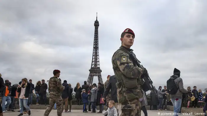 Frankreich Paris Eifelturm Soldaten (picture-alliance/dpa/E. Laurent)