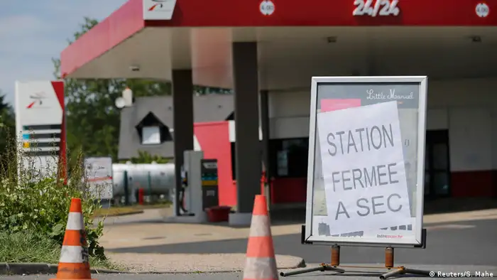 Frankreich Geschlossene Tankstelle in Savenay