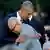 Obama umarmt einen Überlebenden (Foto: Reuters)