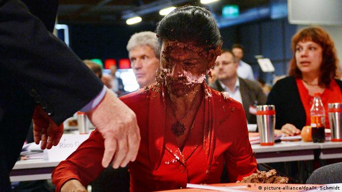  Sahra Wagenknecht sits with cake in her face (picture-alliance/dpa/H. Schmidt)