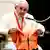 Vatikan Papst Franzikus mit Rettungsweste
