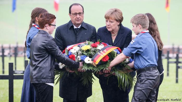 Frankreich: François Hollande und Angela Merkel bei der Gedenkfeier zur Schlacht von Verdun (Foto: picture alliance/dpa)