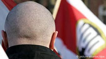 Neonazi mit einer NPD-Fahne (Foto: dpa)