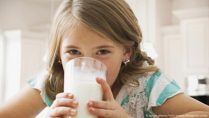 Mädchen trinkt Milch (Foto: picture-alliance/Tetra Images/Bildagentur-online)