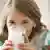 Mädchen trinkt Milch (Foto: picture-alliance/Tetra Images/Bildagentur-online)