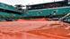 Tennisplatz mit nasser Regenplane in Roland Garros. Foto: Getty Images Tennisplatz mit nasser Regenplane in Roland Garros. Foto: Getty Images