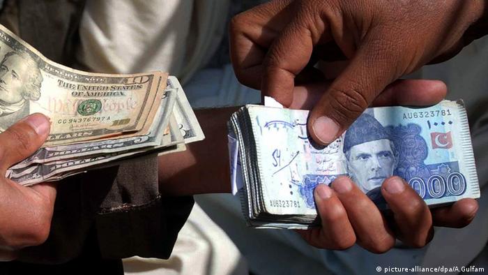 Pakistan Währung Wechsel Dollar Rupien Geldscheine (picture-alliance/dpa/A.Gulfam)