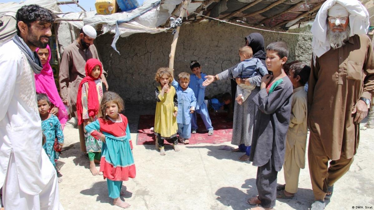 سه میلیون‌ کودک افغان محروم از تحصیل – DW – ۱۳۹۶/۱/۵