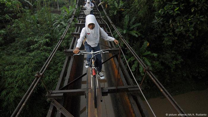 Gefährliche Schulwege in Indonesien