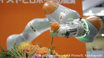 Japan KUKA Robotics LBR iiwa hält eine Blume bei einer Internationale Ausstellung in Tokio