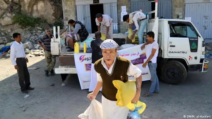 Hilfe für Flüchtlinge in Sanaa Krieg in Taiz Menschen aus dem Jemen erhalten Hilfslieferung