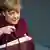 Angela Merkel mit roter Handtasche