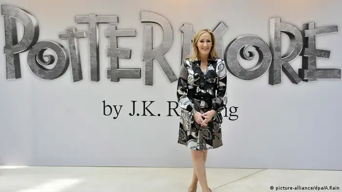Die britische Autorin J.K. Rowling vor dem Logo ihrer Webseite pottermore.com (Foto: dpa)