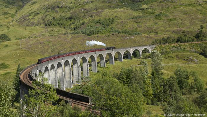 Die schottische Jacobite Dampflock fährt über das Glenfinnan-Viadukt. (Foto: dpa)