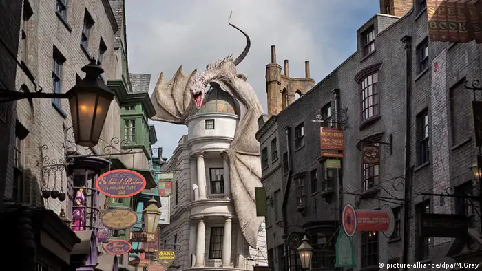 Wizarding World of Harry Potter Florida USA: Die Winkelgasse mit der Gringotts-Bank. (Foto: dpa)