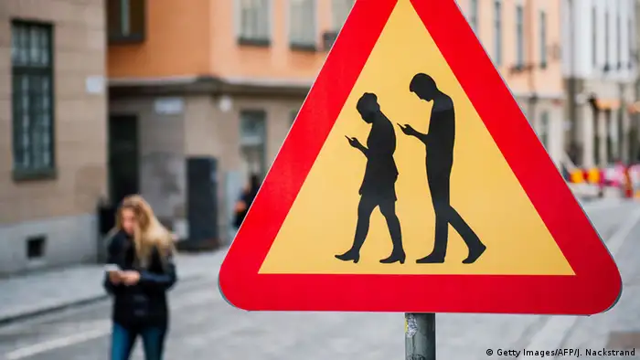 Schweden Stockholm Verkehrsschild warnt vor Smartphone-Nutzung (Getty Images/AFP/J. Nackstrand)