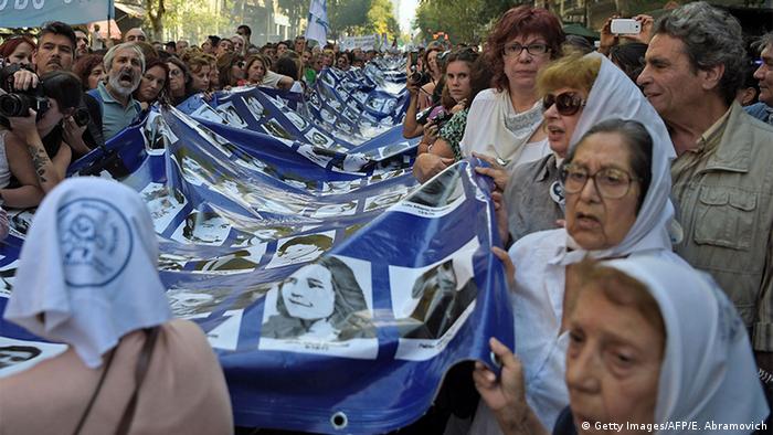 Protesta de organizaciones civiles, entre ellas, las Madres y Abuelas de Plaza de Mayo, en Buenos Aires para reclamar castigo a los culpables de crímenes de lesa humanidad durante la dictadura militar en Argentina. (24.03.2019).