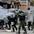 Soldaten gehen mit Tränengas und Gummigeschossen gegen Demonstranten vor (Foto: AP)
