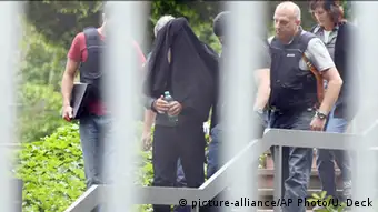 Deutschland Polizisten führen Verdächtige zum Gerichtshof Karlsruhe