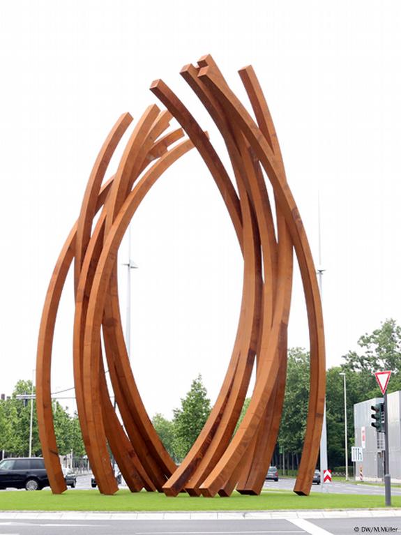 The imposing steel installations of the artist Bernar Venet on the