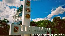 Monument am Stadteingang mit Staatswappen von Transnistrien. | Verwendung weltweit © picture-alliance/dpa/M.Becher