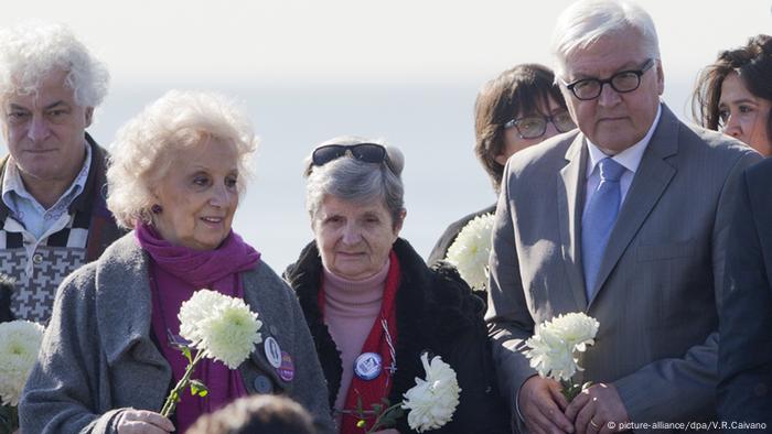 Minister Frank-Walter Steinmeier in Argentinien Wand Namen Opfer Diktatur Estela de Carlotto (picture-alliance/dpa/V.R.Caivano)