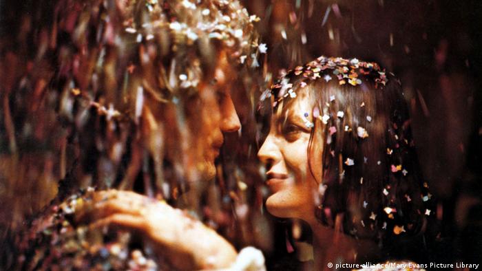 Still from 'The Lost Honor of Katharina Blum' - Man and woman dancing, their hair full of confetti (picture-alliance/Mary Evans Picture Library)