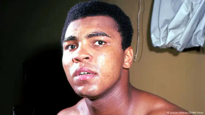 رفض محمد علي التجنيد للقتال من الجيش الأمريكي في حرب فيتنام عام 1967. وأرجع نجم الملاكمة قراره إلى معتقداته الإسلامية ومعارضته للحرب. وألقي القبض على كلاي وأُدين لاحقًا بتهمة التهرب وجُرِّد من ألقابه، وجرى تعليق رخصة قتاله. وبقي كلاي، خارج الحلبة لمدة ثلاث سنوات حتى ألغيت إدانته في عام 1971.