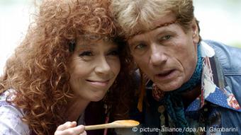 Jürgen Prochnow with Evelyn Hamann, who is holding a wooden spoon.