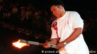 USA Boxer Muhammad Ali mit olympischem Feuer in Atlanta