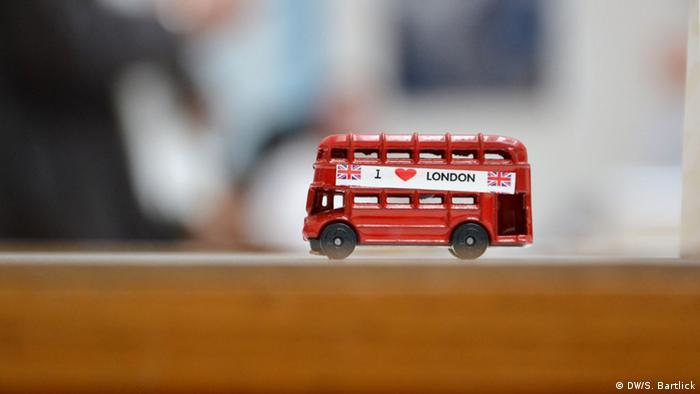 Eine Miniatur-Nachbildung eines Londoner Doppeldecker-Busses (Bild: DW/S. Bartlick)