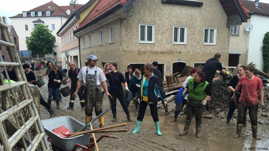 Showing solidarity after the floods: People helping people  | Germany| News and in-depth reporting from Berlin and beyond | DW - Vimarsana News