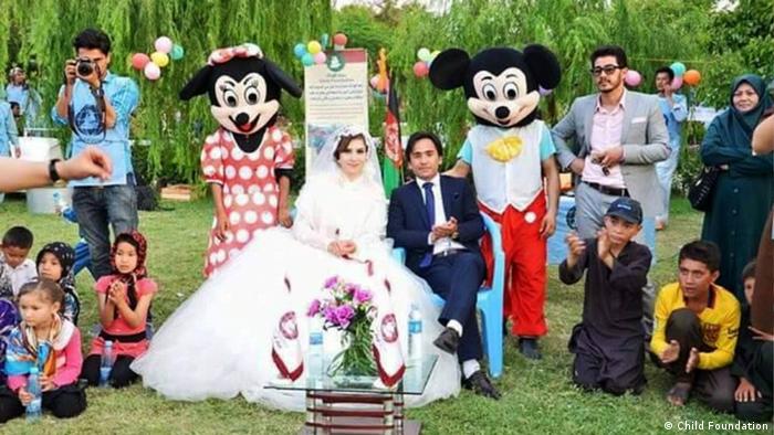 Afghanistan Journalisten Mukhtar Wafayee und Nilofar Langar feierten Hochzeit mit Kinderhilfsstiftung