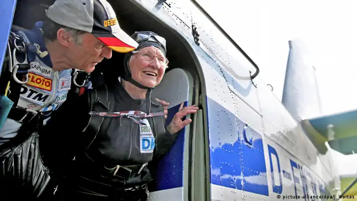 Deutschland Zwenkau Johanna Quaas Fallschirmsprung einer 90 jährigen