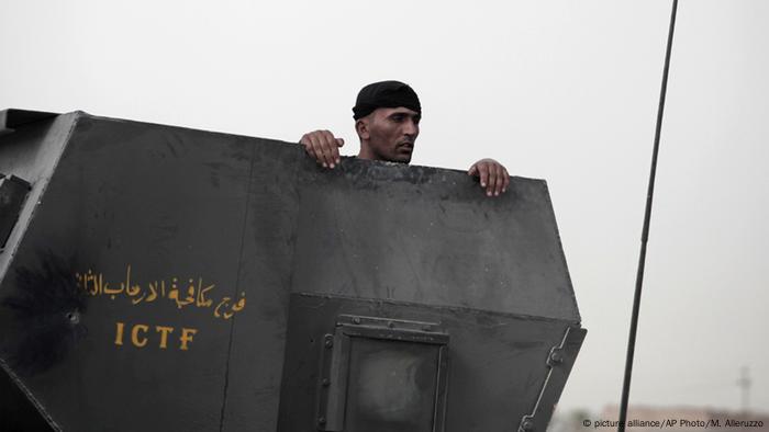 Irak Falludscha Regierungssoldat vor der Stadt
