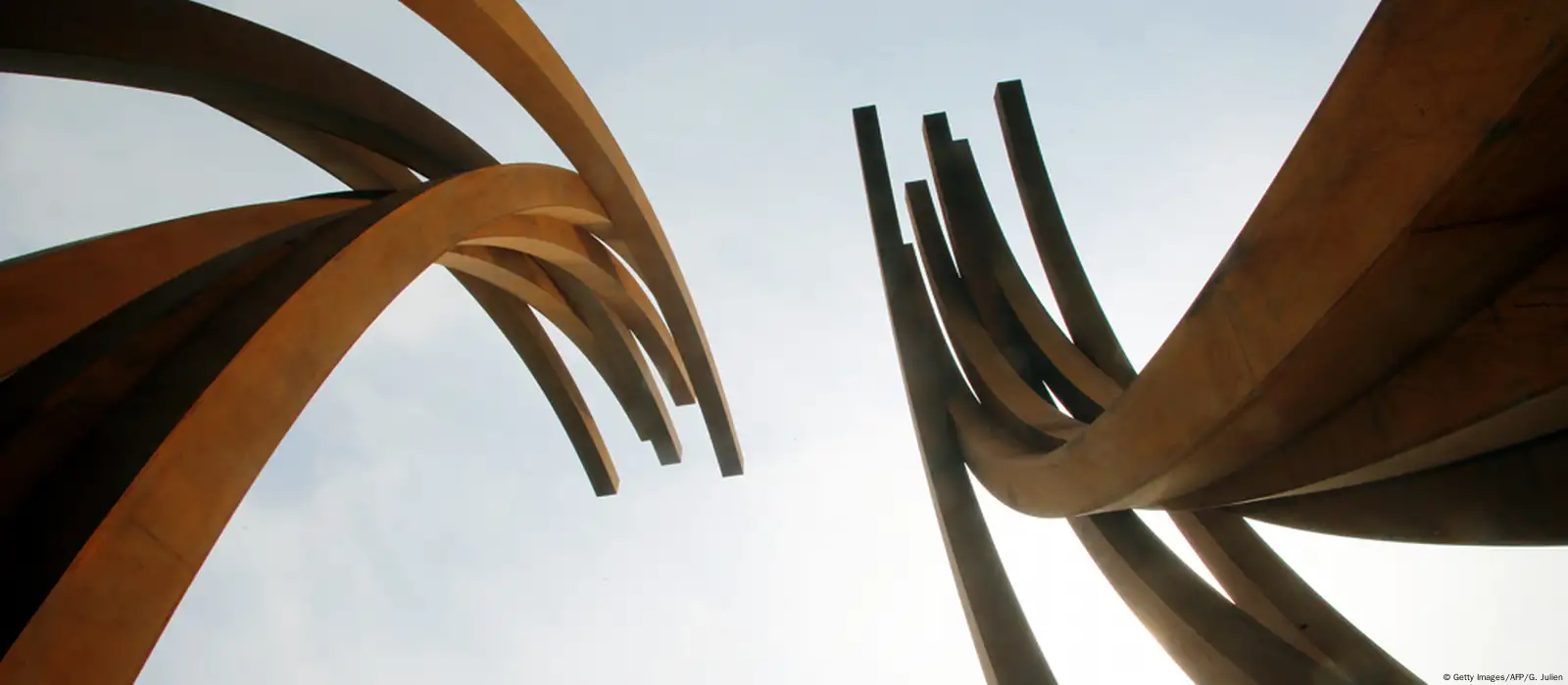 The imposing steel installations of the artist Bernar Venet on the