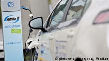27.04.2016 *** Ein elektrisch angetriebener Opel Ampera wird am 27.04.2016 in Halle (Sachsen-Anhalt) an einer Ladesäule von EnviaM geladen. Käufer von Elektroautos sollen schon Mai an einen Zuschuss von bis zu 4000 Euro erhalten. Die Kaufzuschüsse sollen 4000 Euro für reine Elektroautos und 3000 Euro für Hybride mit aufladbarer Batterie plus Verbrennungsmotor betragen. Dabei darf das Basismodell nach Listenpreis nicht teurer als 60 000 Euro sein. Foto: Jan Woitas/dpa +++(c) dpa - Bildfunk+++ | Copyright: picture-alliance/dpa/J. Woitas